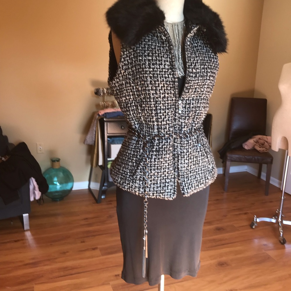 WHBM Houndstooth vest with detachable collar. - Picture 3 of 5